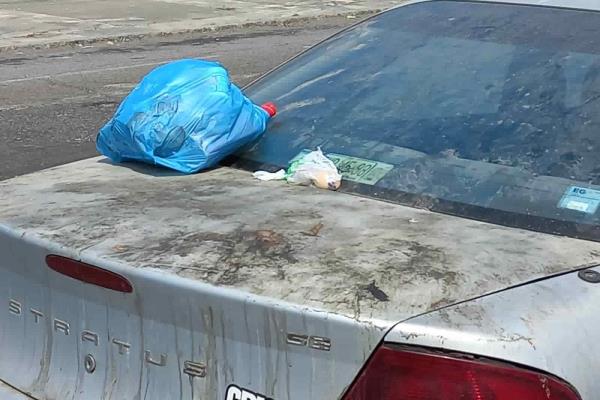 Auto "maceta" y calles en colonia de Veracruz son usadas como basurero