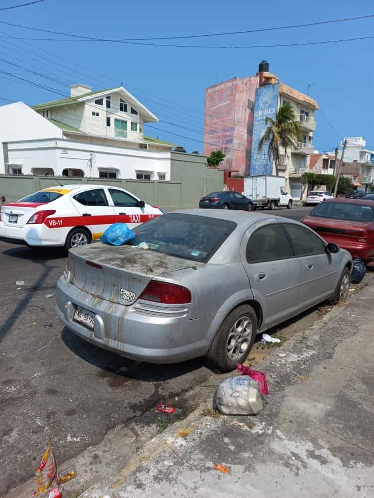 Auto “maceta” y calles en colonia de Veracruz son usadas como basurero