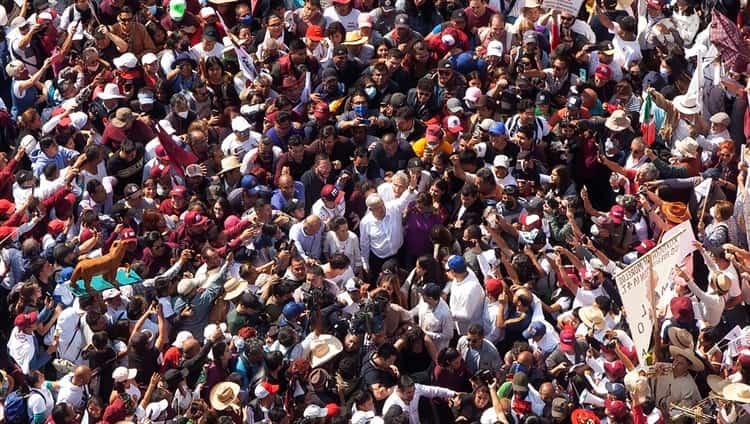 Más de 100 mil maestros del SNTE marcharon con AMLO en la CdMx