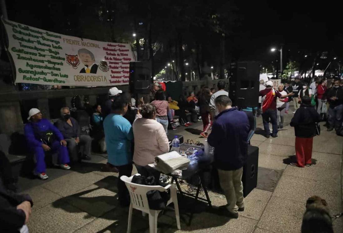 Madrugan morenistas para marchar; los reciben con tamales y atole