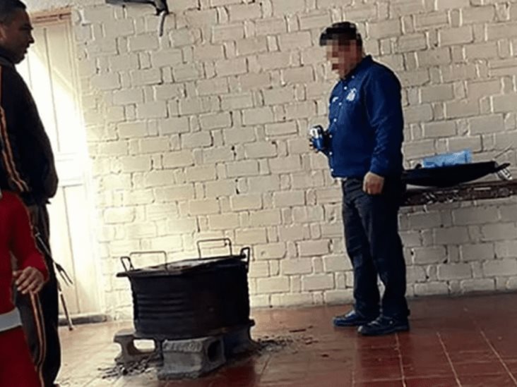 Director sancionado tras ser captado pisteando en salón