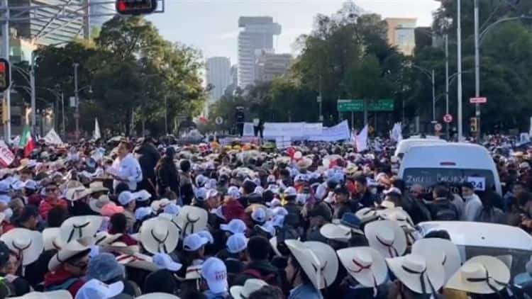 Miles se reúnen en el Ángel para recibir a AMLO