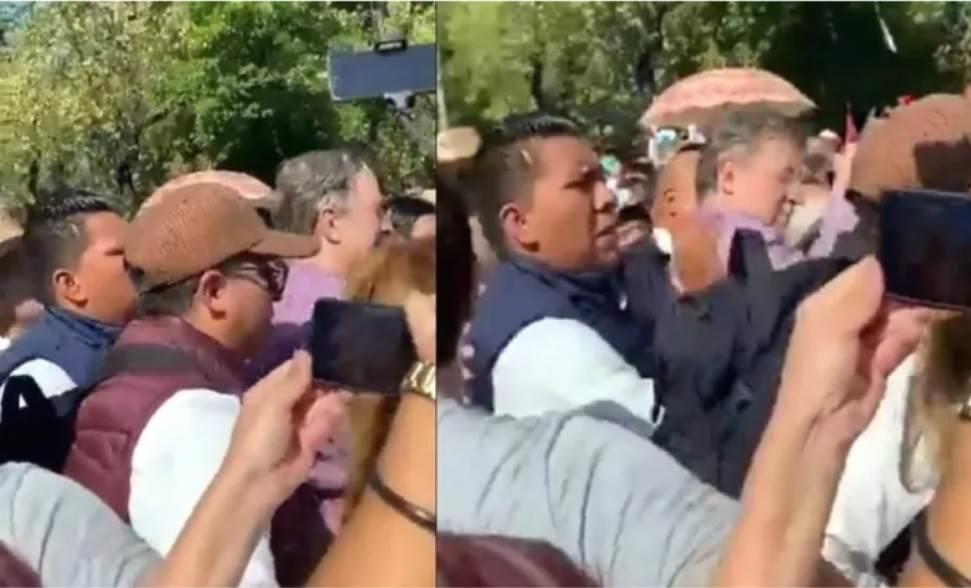 Marcelo Ebrard fue agredido con un objeto durante marcha