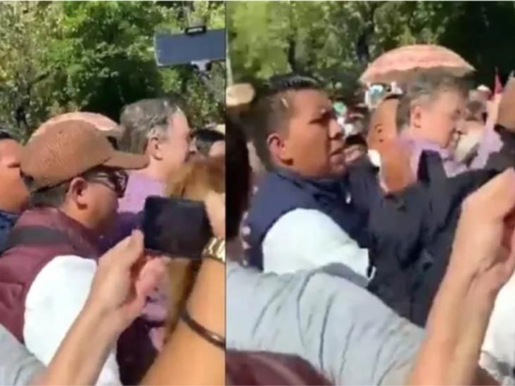 Marcelo Ebrard fue agredido con un objeto durante marcha