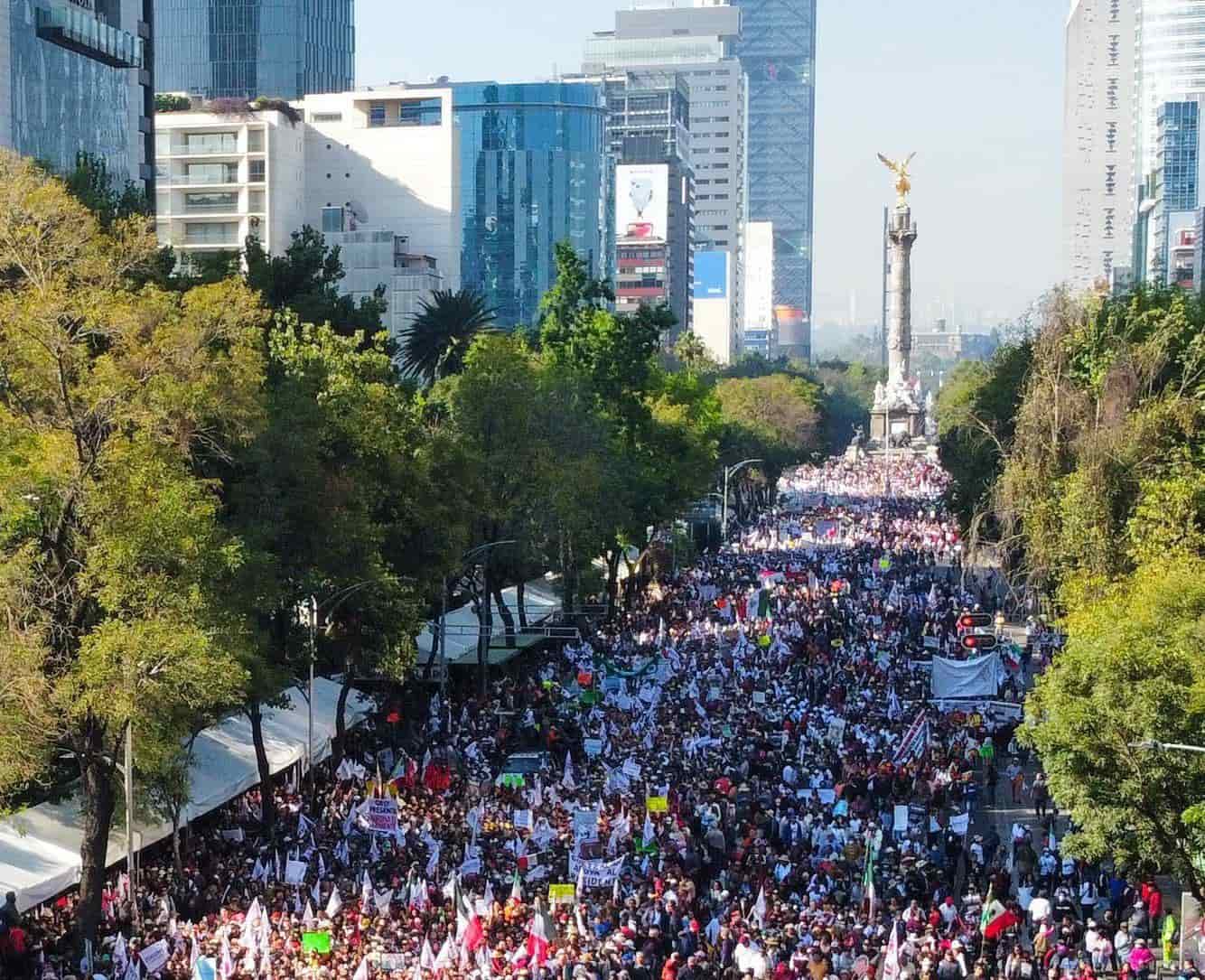 Miles se reúnen en el Ángel para recibir a AMLO