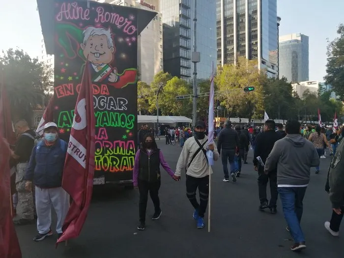 Miles se reúnen en el Ángel para recibir a AMLO