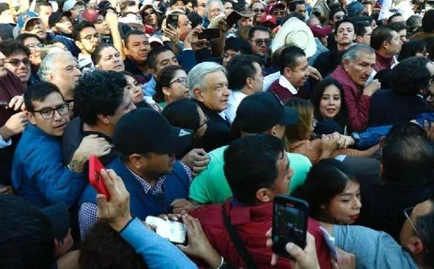 Con mariachi y batucada, inicia marcha en apoyo a López Obrador en CDMX