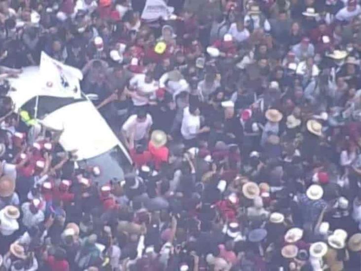 Rechaza AMLO avanzar en auto; lleva más de tres horas en la marcha a pie