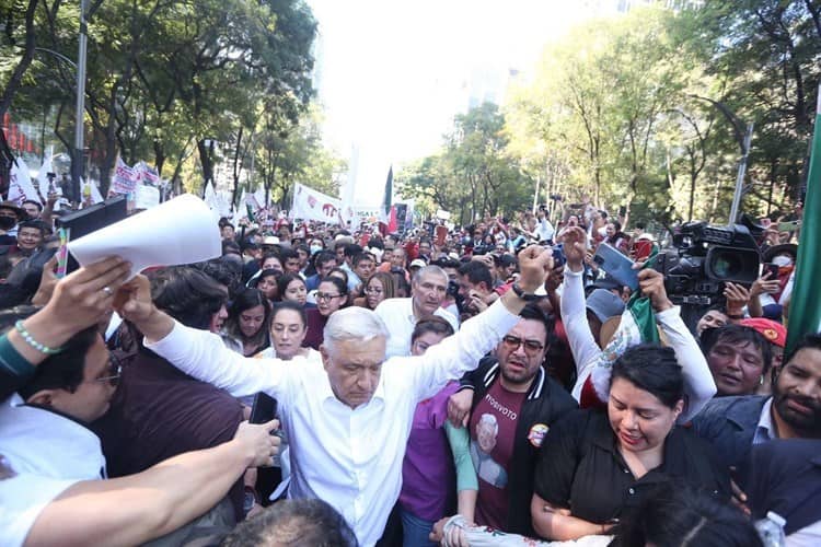 Marcha para no perder la costumbre: AMLO; miles colapsan el centro de la capital del país