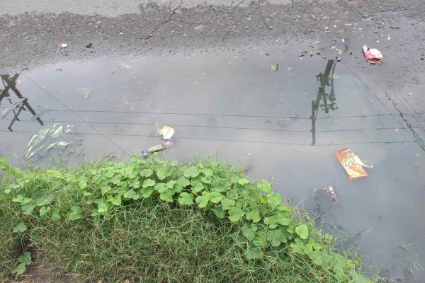 Afectan casas abandonadas y fugas de aguas negras en colonia de Boca del Río