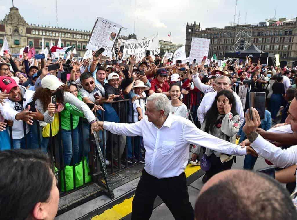 Reelección no, relevo generacional sí, dice AMLO en megamarcha