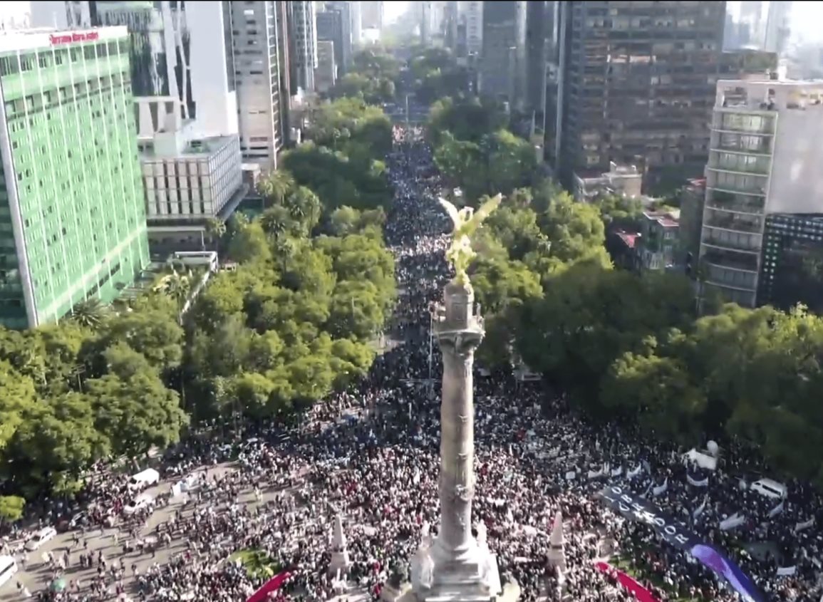 Se congregan miles en el Ángel; muestran su apoyo a la marcha de AMLO