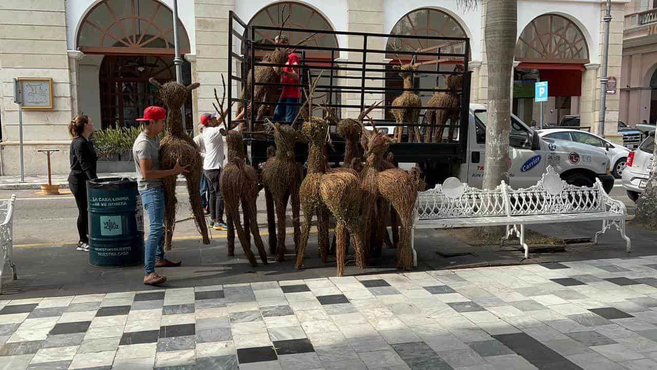 ¡Llegó la Navidad! Inician las instalaciones de adornos navideños en el Zócalo de Veracruz