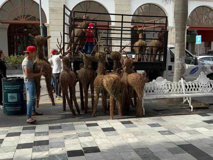 ¡Llegó la Navidad! Inician las instalaciones de adornos navideños en el Zócalo de Veracruz