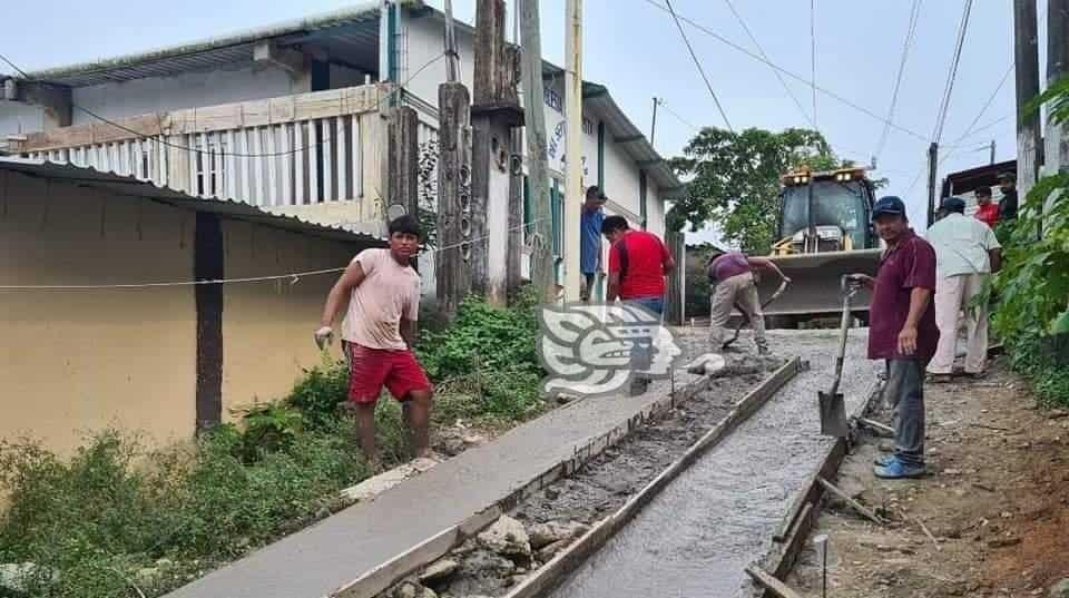 En Nanchital vecinos se unen para habilitar accesos a diversas comunidades