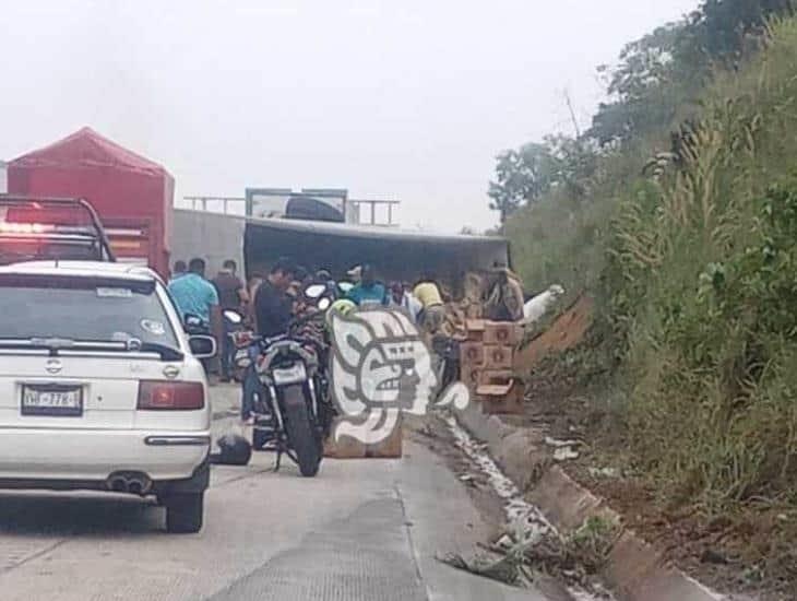 Vuelca tráiler con cerveza en Cosleacaque; hubo rapiña