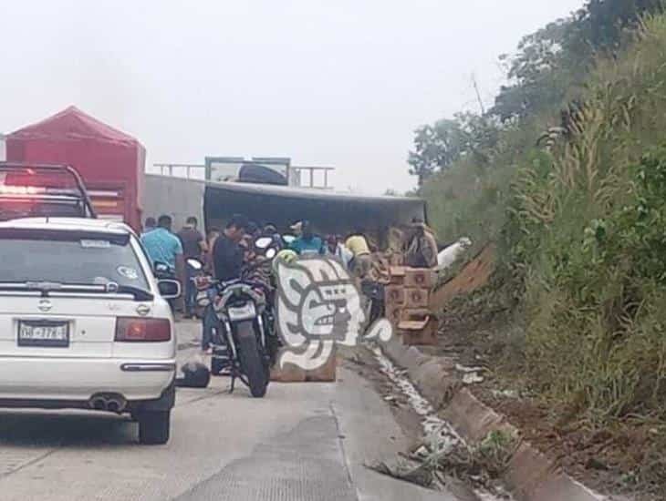 Inicia rapiña de cervezas tras volcadura de tráiler al sur de Veracruz