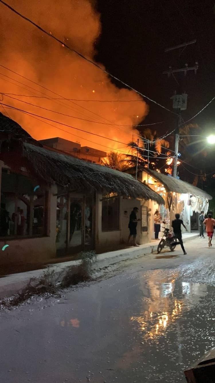 Fuerte incendio arrasa con hoteles en isla de Holbox, Quintana Roo