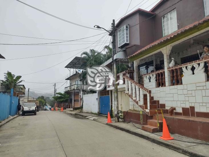 Corto circuito provoca la caída de cableado en Villa Cuichapa