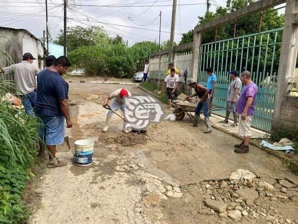 Vecinos se organizan para reparar calle en Villa Cuichapa