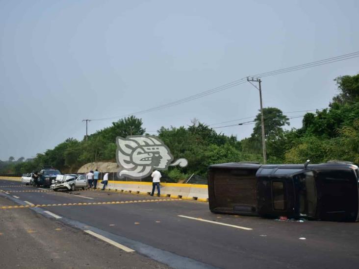 Profesor de Playa Vicente sufre choque y volcadura sobre la Acayucan-Jáltipan