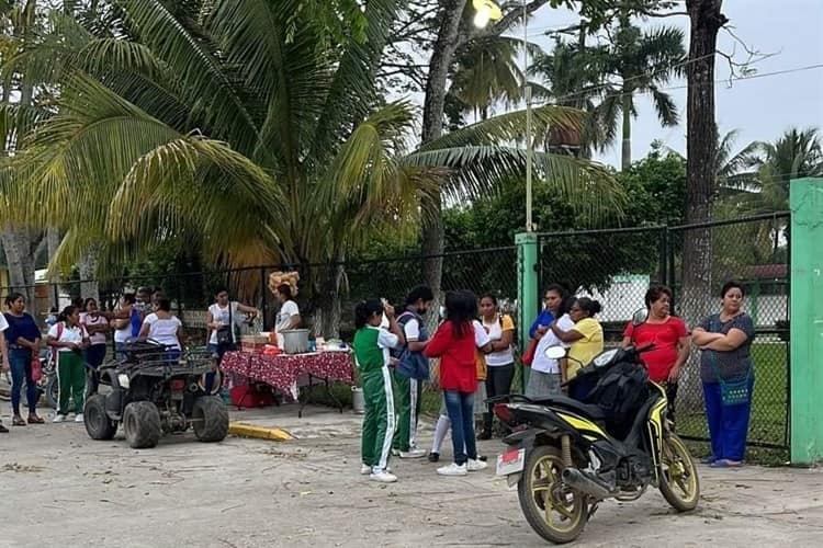 Por falta de maestros, padres de familia toman escuela en Otatitlán