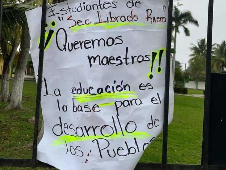 Por falta de maestros, padres de familia toman escuela en Otatitlán