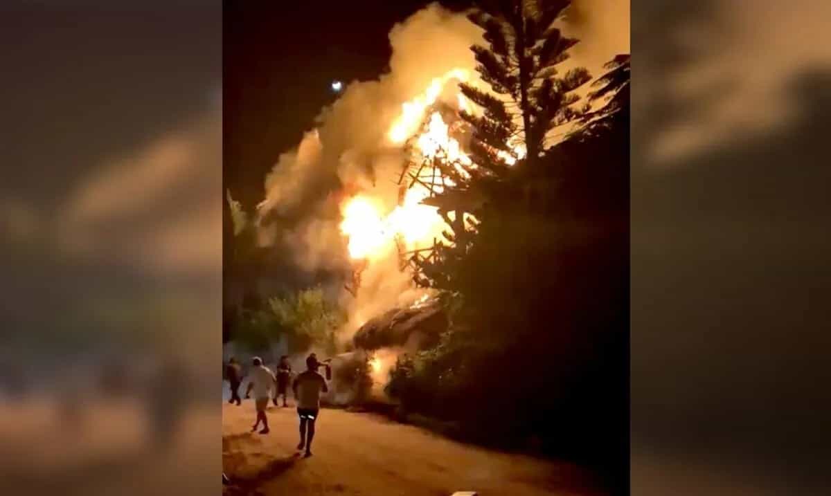 Fuerte incendio arrasa con hoteles en isla de Holbox, Quintana Roo