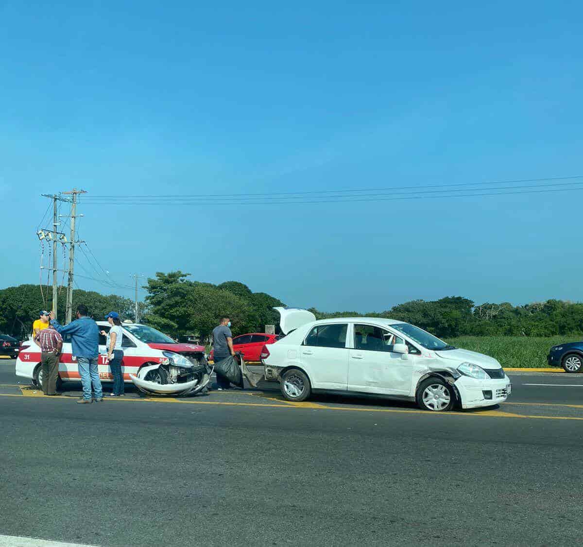 Choca taxi por alcance en Cardel, Veracruz