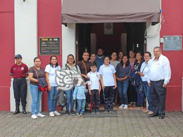 Niños del CAM visitan palacio municipal de Misantla