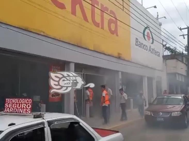 ¡Sustazo! Denso humo pone en alerta a clientes en Elektra de Misantla