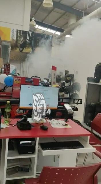 ¡Sustazo! Denso humo pone en alerta a clientes en Elektra de Misantla