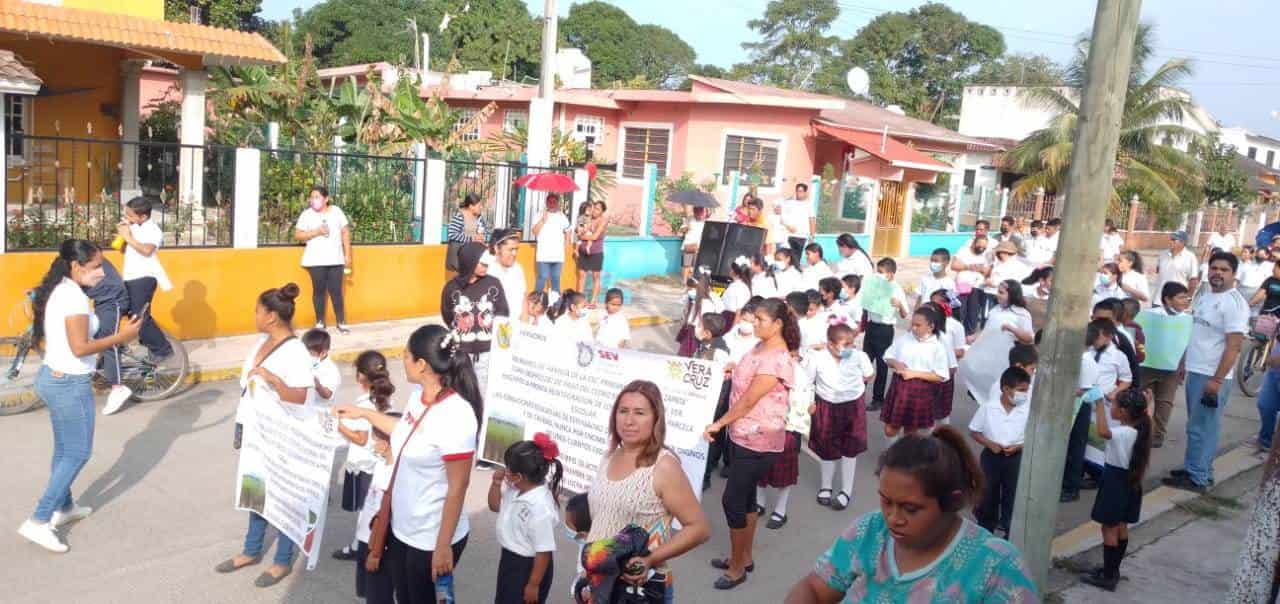 Intentan quitar recursos a escuelas de Acopan; los padres protestas