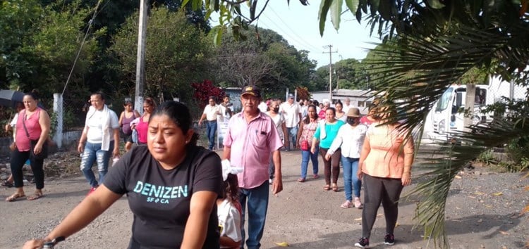 Intentan quitar recursos a escuelas de Acopan; los padres protestas