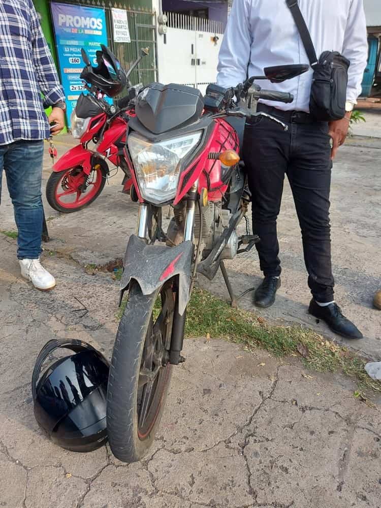 Motociclista termina en el hospital al accidentarse en el centro de Veracruz