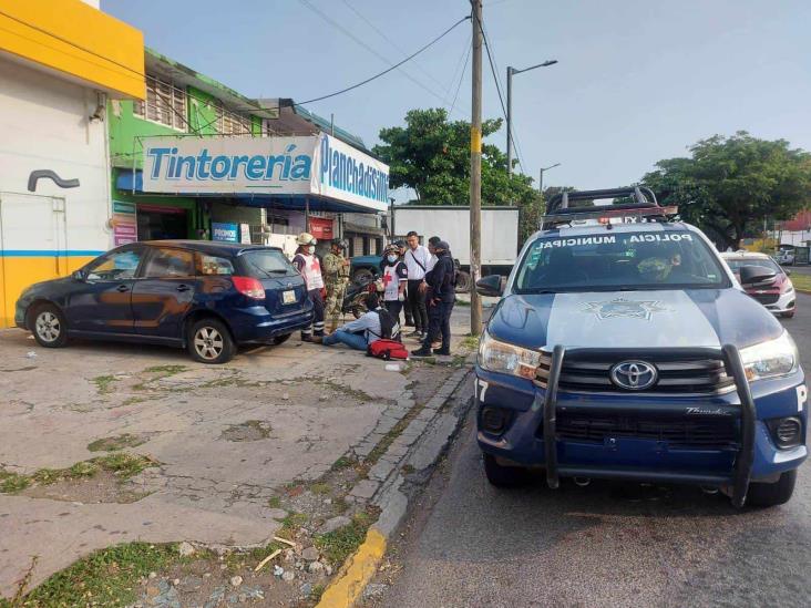 Motociclista termina en el hospital al accidentarse en el centro de Veracruz