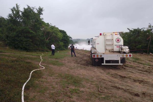 Pemex trabaja para controlar fuga de gas en ejido de Agua Dulce