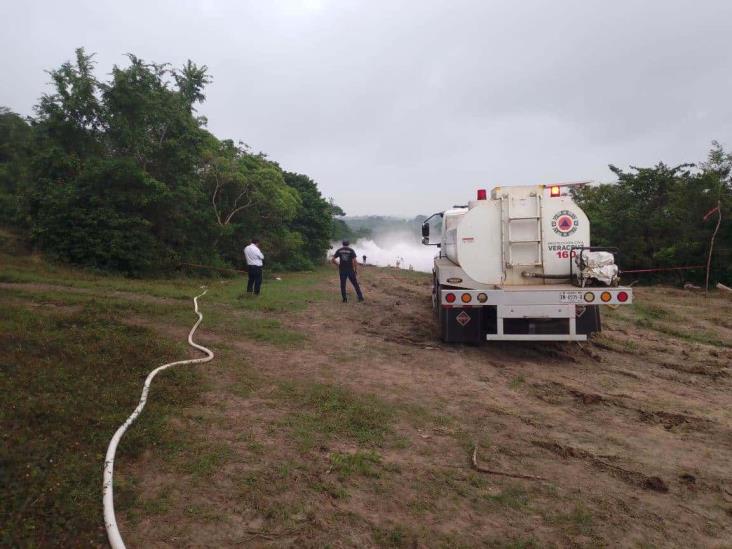 Pemex trabaja para controlar fuga de gas en ejido de Agua Dulce