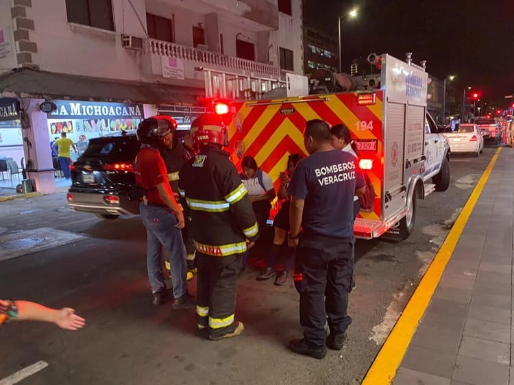 ¡Terror en elevador! Estudiantes atrapadas en tienda de Veracruz