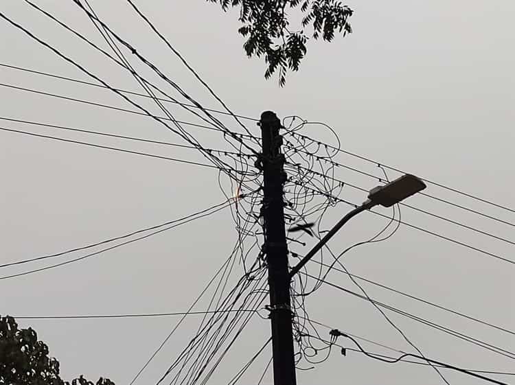 Corto circuito provoca la caída de cableado en Villa Cuichapa