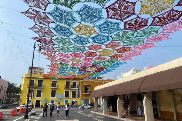 Colocan tapete artesanal aéreo en el Malecón de Veracruz (+Video)