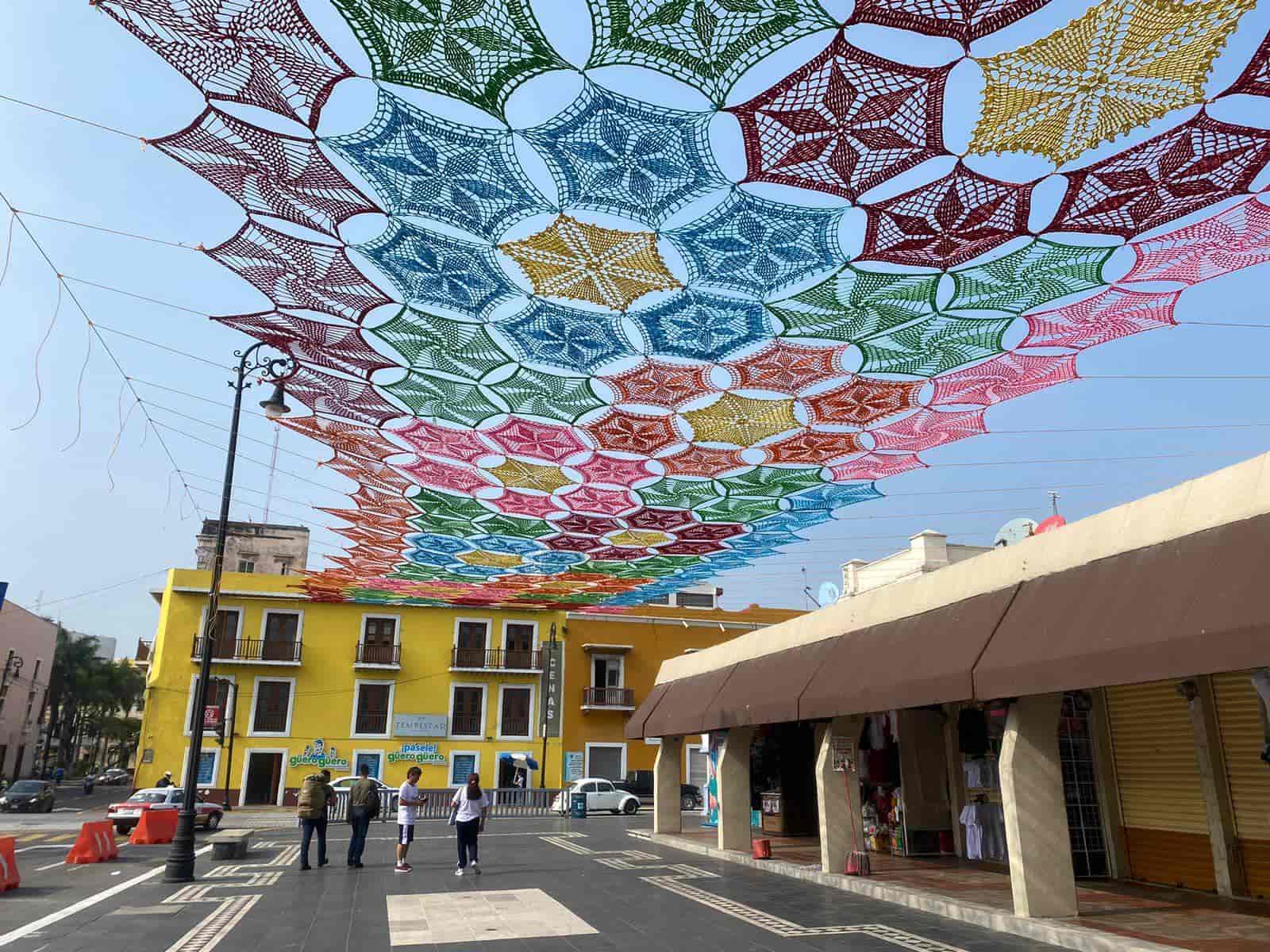 Tapete artesanal y villa navideña atraen turistas a Veracruz