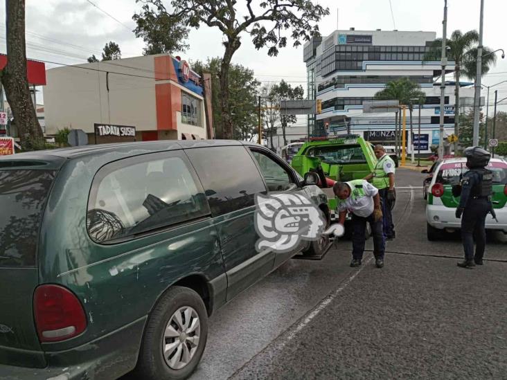 Evitan que camioneta arda en avenida Ávila Camacho, en Xalapa