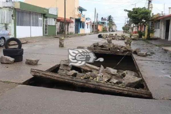 Socavones obligan a cambiar rutas de urbanos en Coatzacoalcos (+Video)