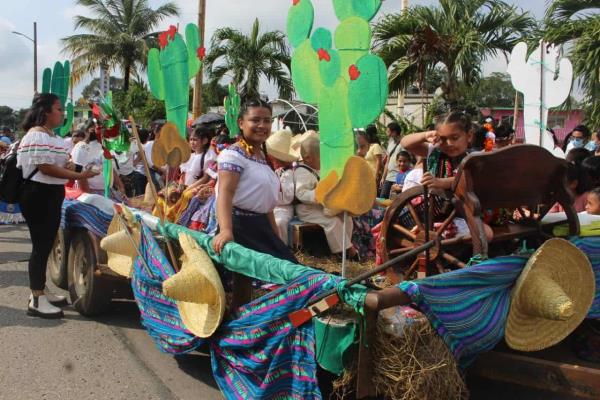 Desfilan estudiantes en Ixhuatlán del Sureste por la Revolución