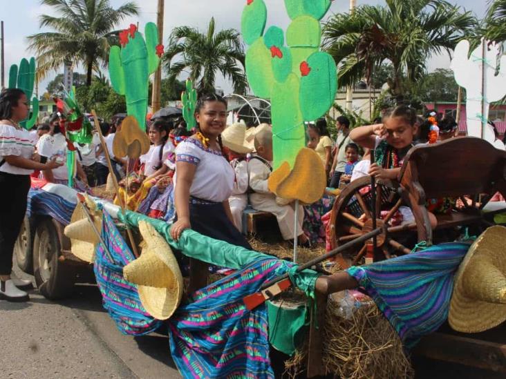 Desfilan estudiantes en Ixhuatlán del Sureste por la Revolución