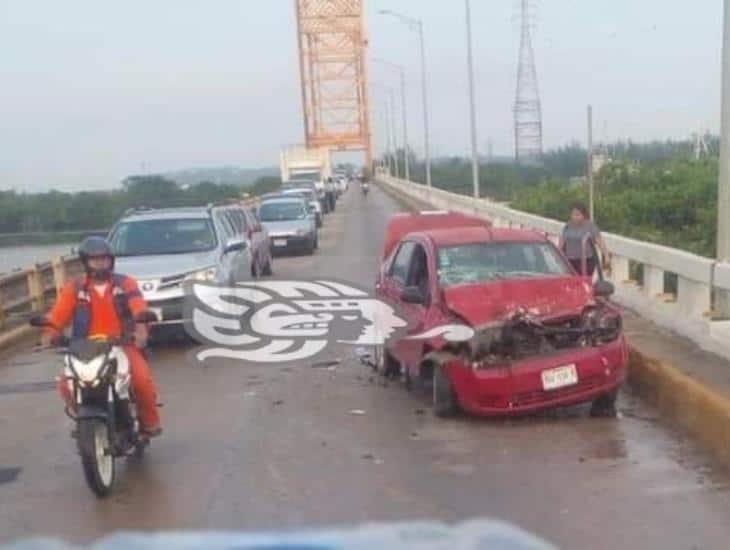 Choque en el puente Coatza Uno, colapsa tráfico y provoca largas filas