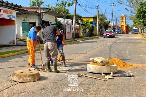 Dan mantenimiento a red de drenaje en barrio Primero de Cosoleacaque