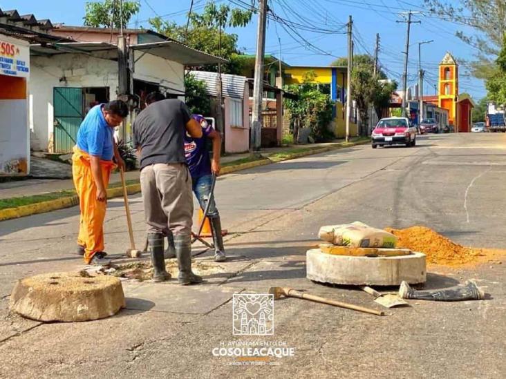 Dan mantenimiento a red de drenaje en barrio Primero de Cosoleacaque