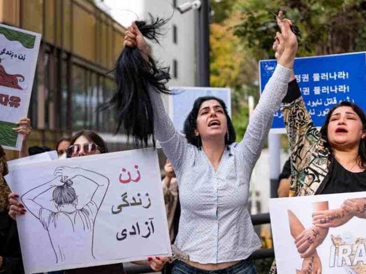 Suman más de 300 muertes tras enfrentamientos por protestas en Irán